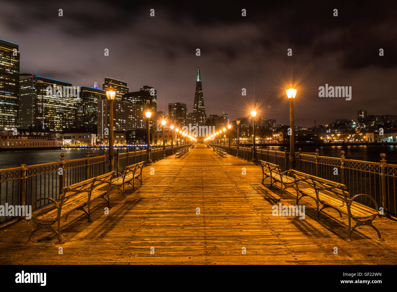 Pier 7 und Skyline, San Francisco, Kalifornien, USA Stockfoto