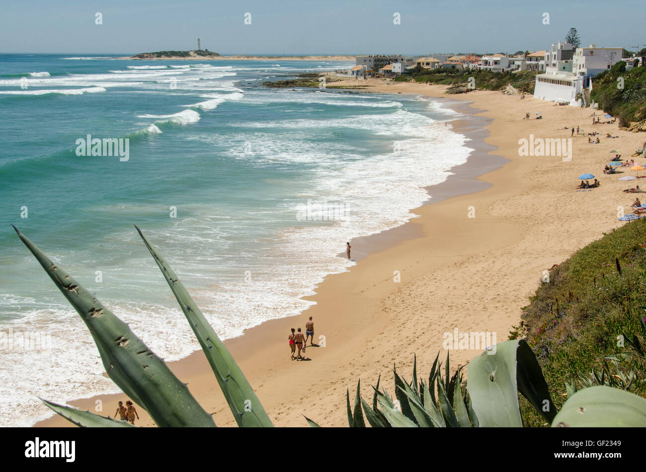 Blick auf den Strand in der kleinen Küstenstadt von Los Caños de Meca, in der Provinz Cádiz.  Kap Trafalgar und sein Leuchtturm können s sein. Stockfoto