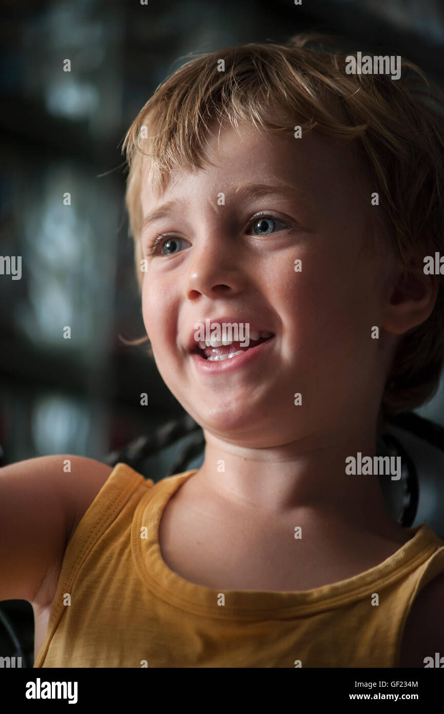 Ein 4-jähriger Junge reagiert, während er sich zu Hause einen Cartoon auf einem Computerbildschirm ansieht. Stockfoto