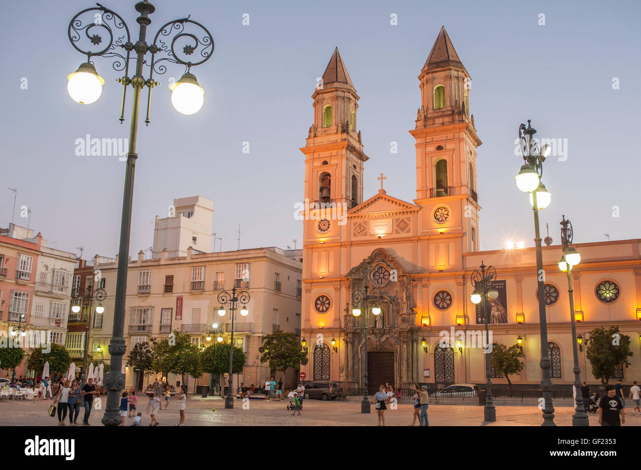 Blick von der Plaza San Antonio, ein Platz in der Altstadt von Cádiz, bei Sonnenuntergang.  Im Zentrum befindet sich San Antonio Kirche. Stockfoto