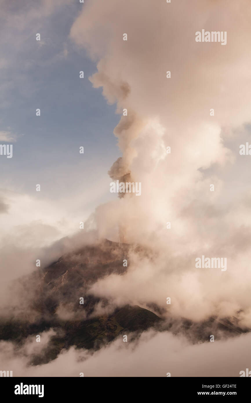 Vulkan Tungurahua, starke vulkanianische Explosion bei Sonnenuntergang produzieren Asche Plume, Februar 2016, Ecuador, Südamerika Stockfoto