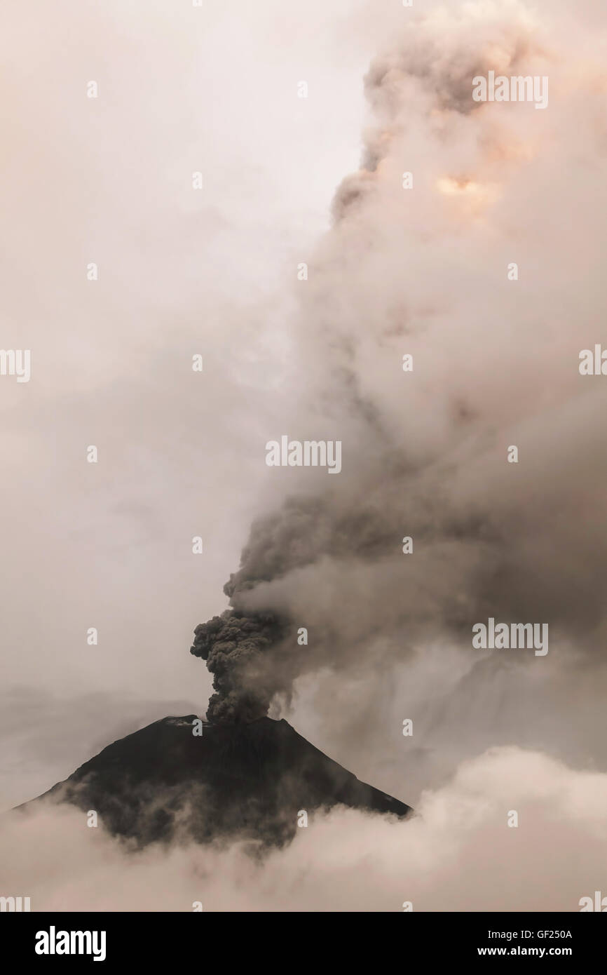 Vulkan Tungurahua spuckt Spalten von Asche und Rauch, Ecuador Stockfoto