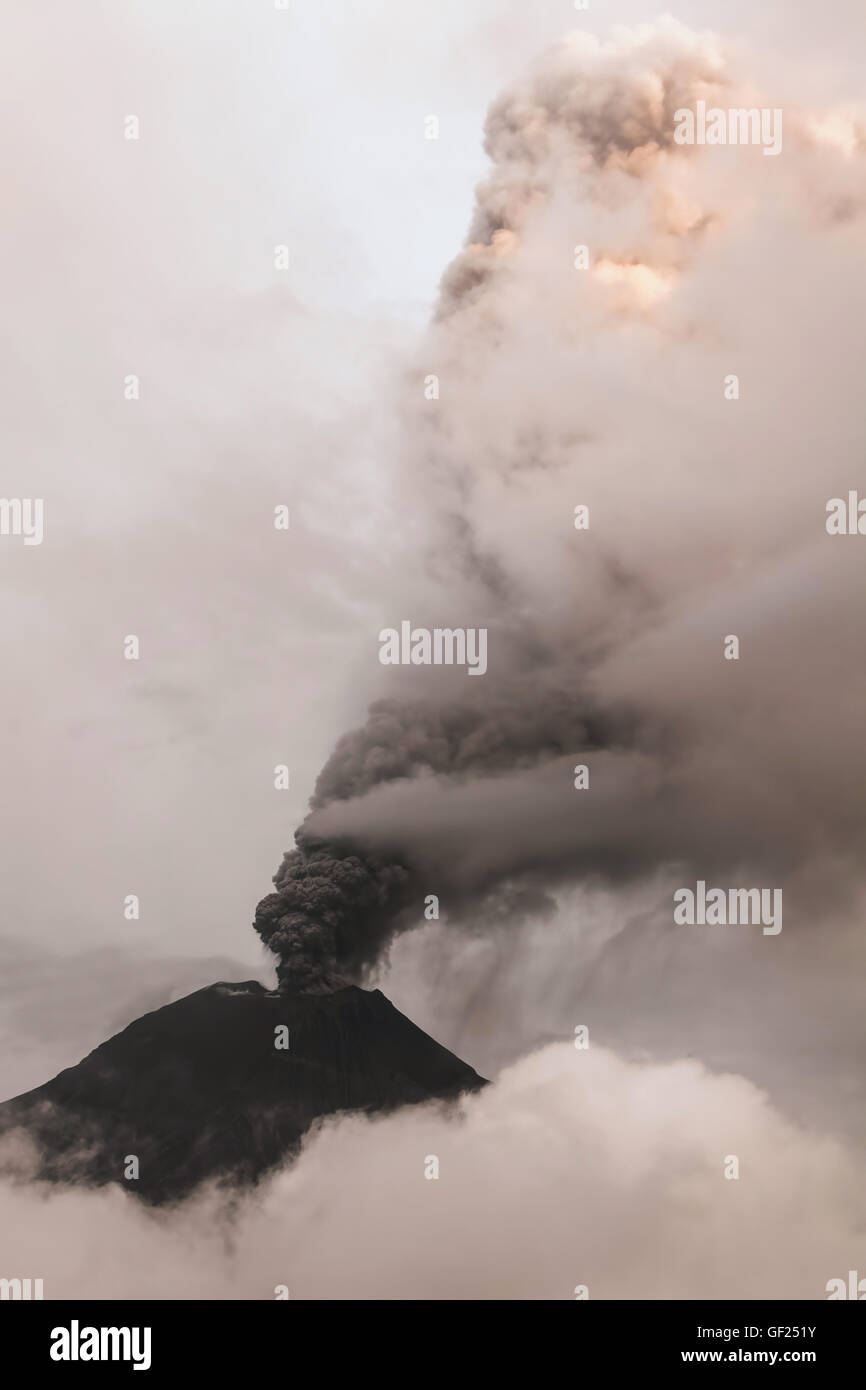 Fumarole am Krater Vulkan Tungurahua, Ecuador Stockfoto