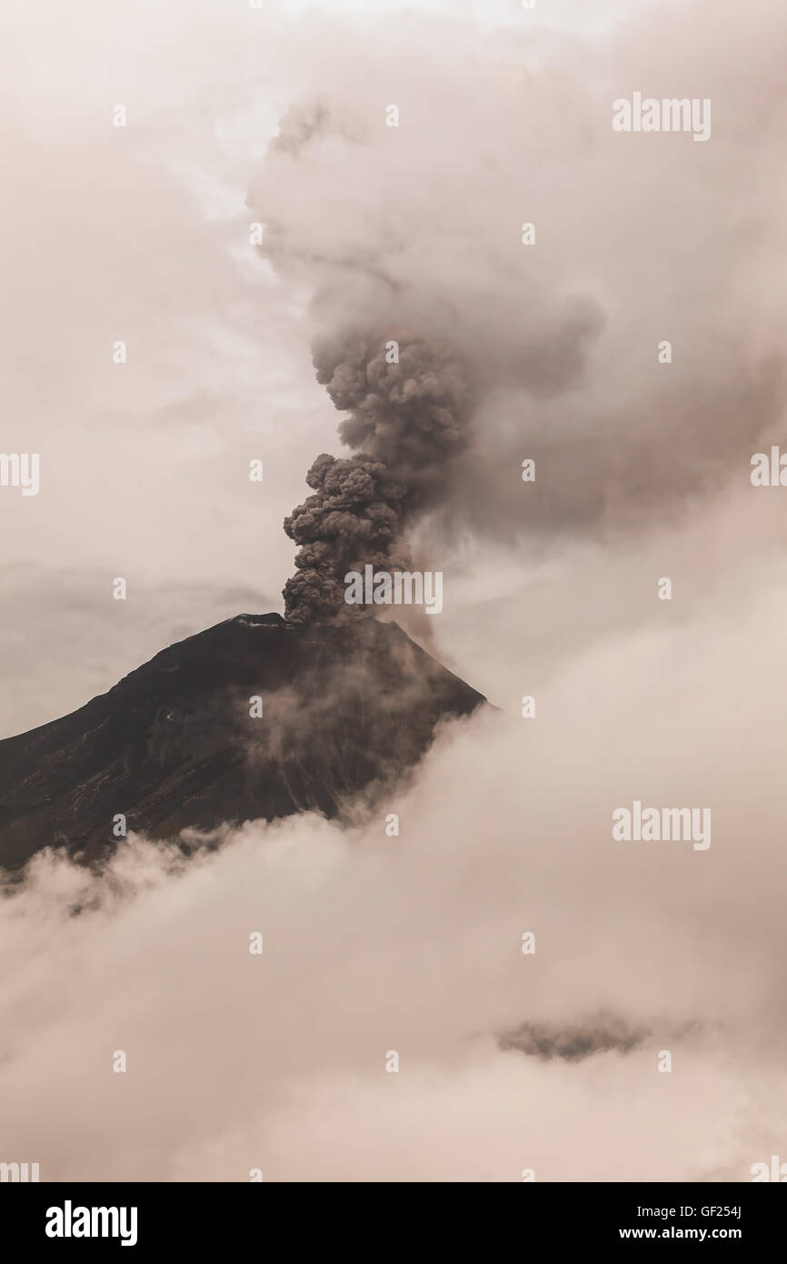 Sonnenuntergang Explosion der Vulkan Tungurahua In Ecuador Stockfoto