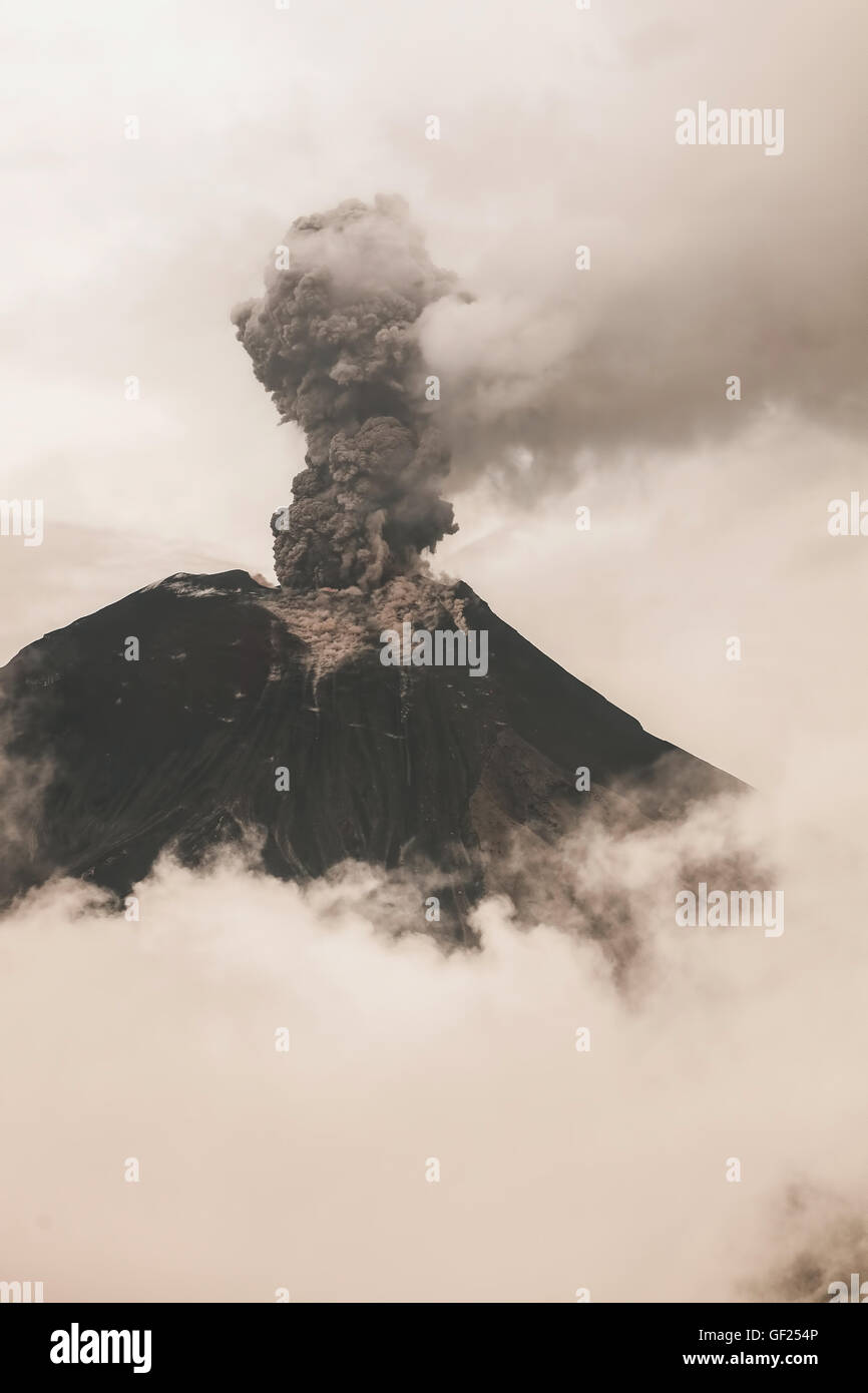 Vulkan Tungurahua, starke vulkanianische Explosion, Ecuador Stockfoto
