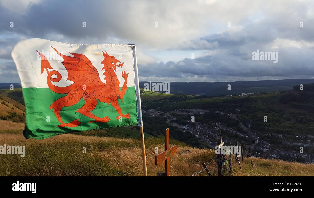 Eine walisische Flagge fliegt hoch über den Tälern Rhondda in Wales Stockfoto