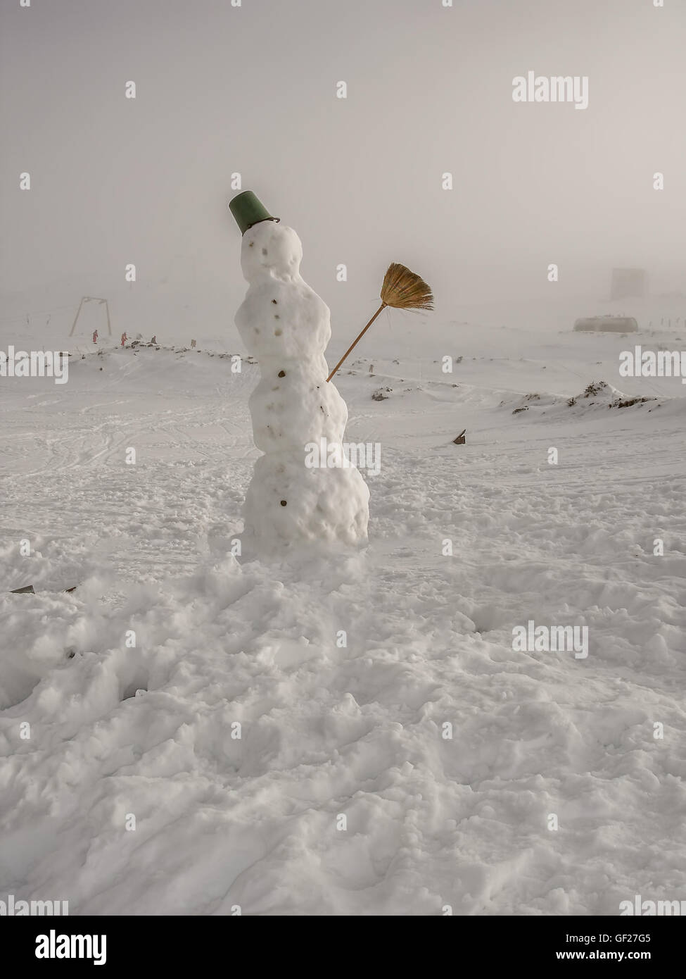 Lustiger Schneemann im Wald stehen In Winterlandschaft Stockfoto