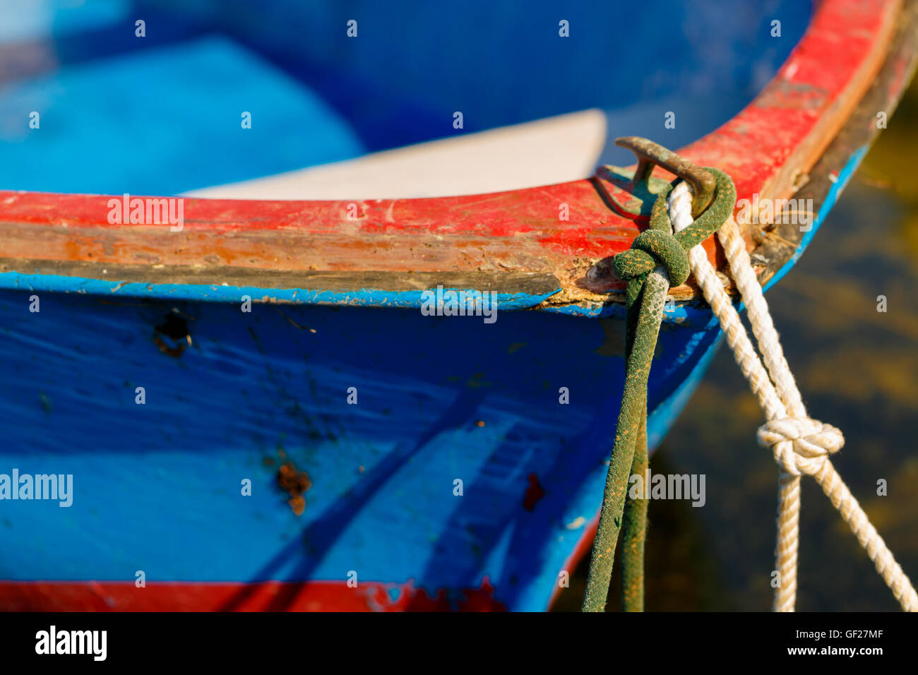 Boot gebunden Seile Stockfoto