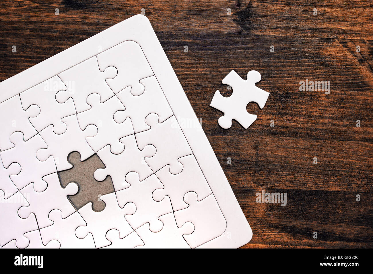 Puzzle mit einem fehlenden Stück links ausfüllen, kopieren Sie Raum, Ansicht von oben Stockfoto