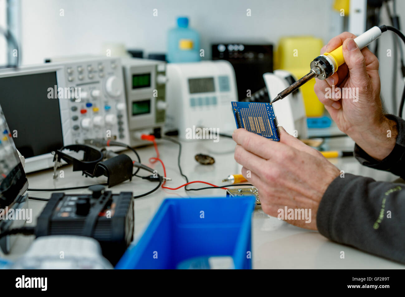 Elektronische Platine reparieren Stockfoto