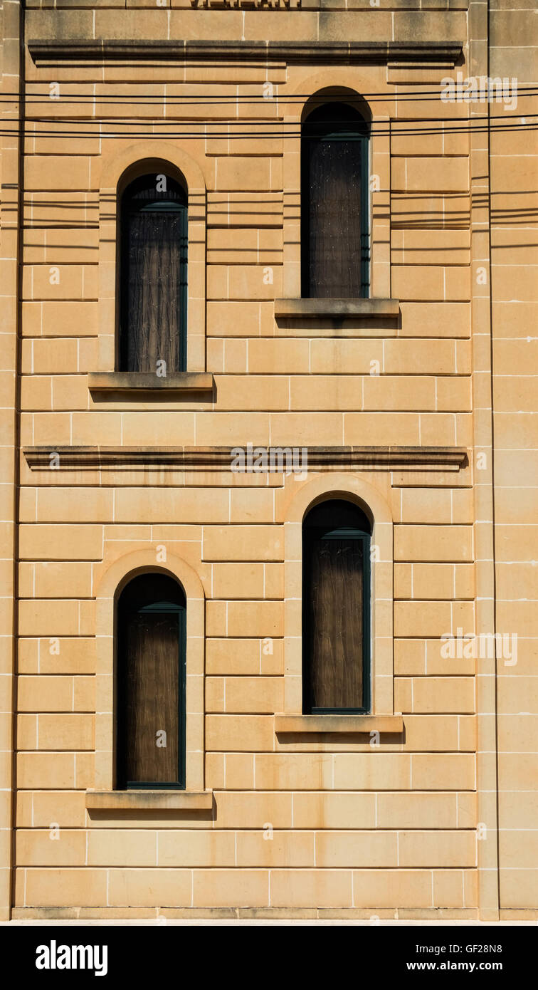 Fenster in die Gebäude der mediterranen Architektur Stockfoto