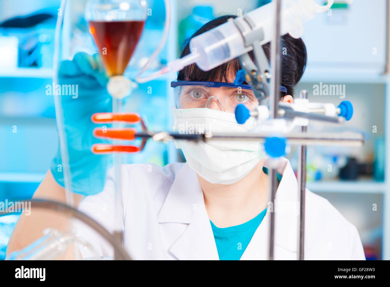 pharmazeutische Fabrik Arbeitnehmerin Produktion in Betrieb Stockfoto