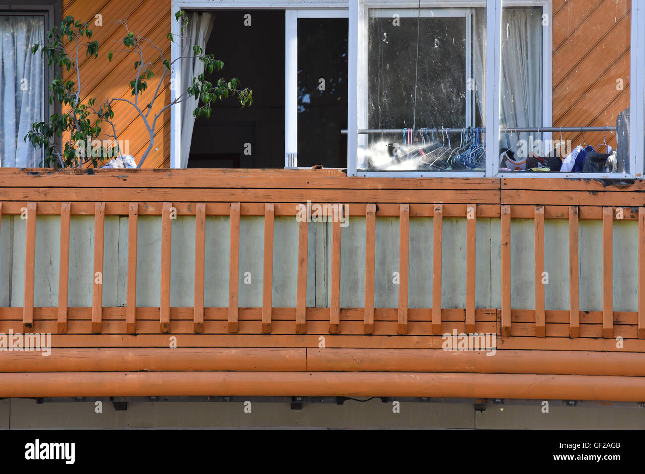 Balkon leichte braune Holzgeländer Schiebetür Eingang Haus Stockfoto
