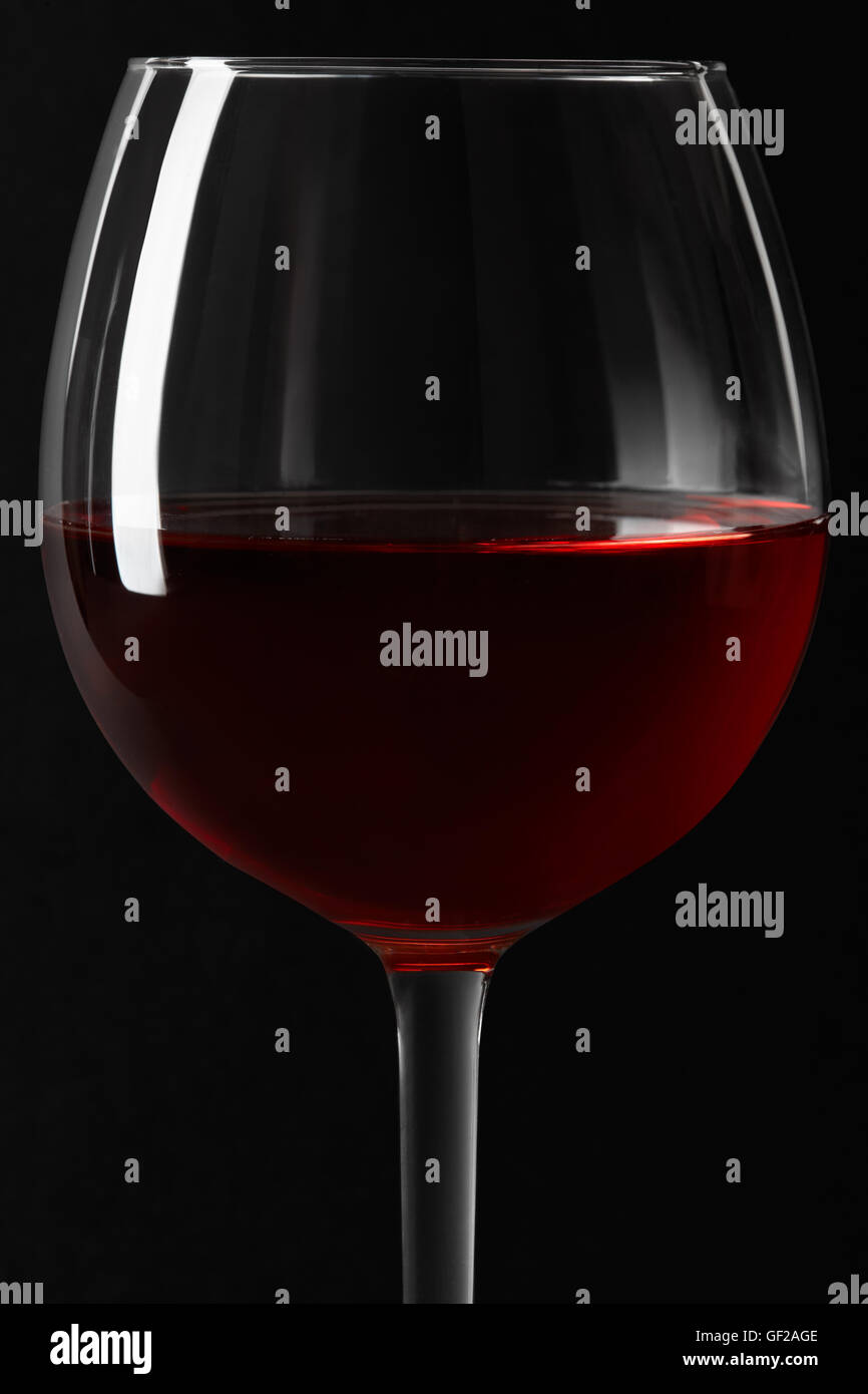 Rotweinglas hautnah auf schwarzem Hintergrund Stockfoto