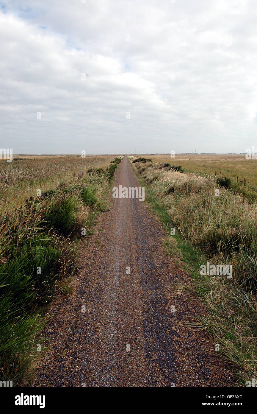 Einsame Weg scheint weiterhin in die Ewigkeit. Stockfoto