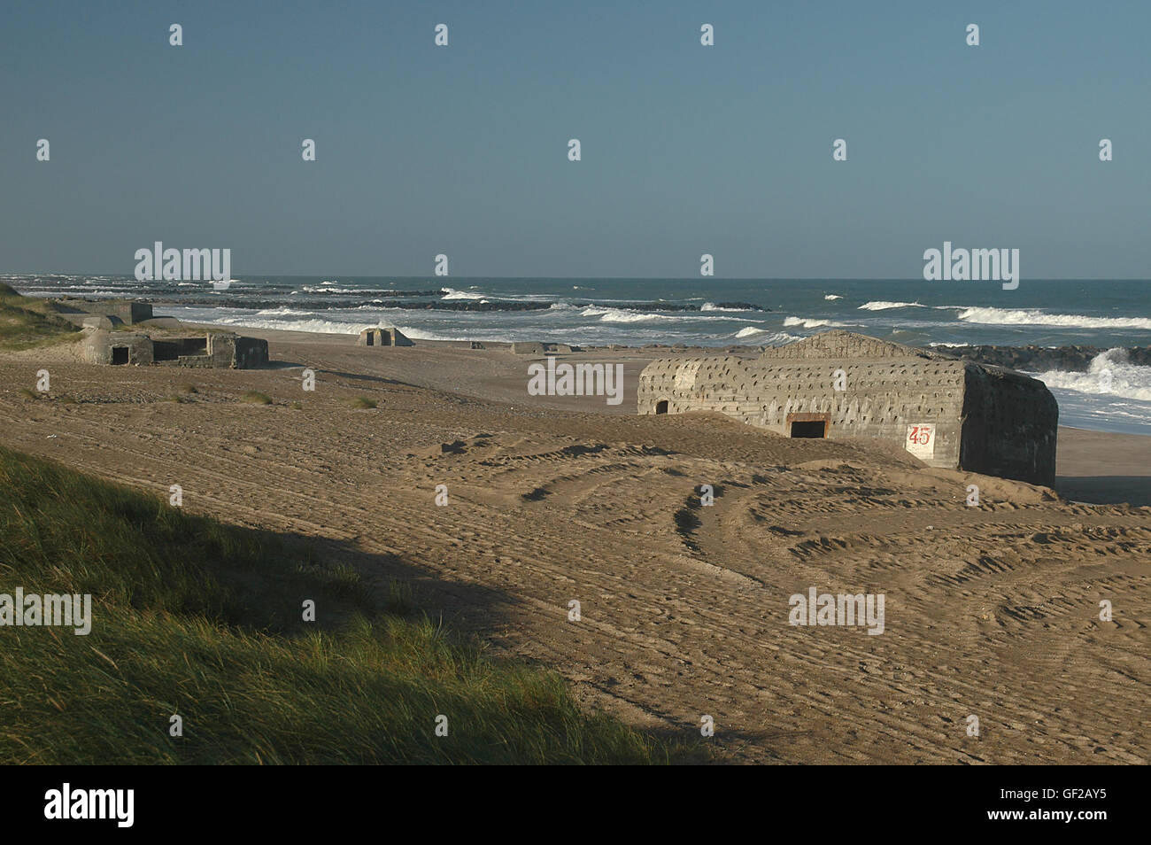 Auch heute noch diese Bunker aus dem 2. Weltkrieg auf den Strand von Thyborøn in Dänemark. Stockfoto