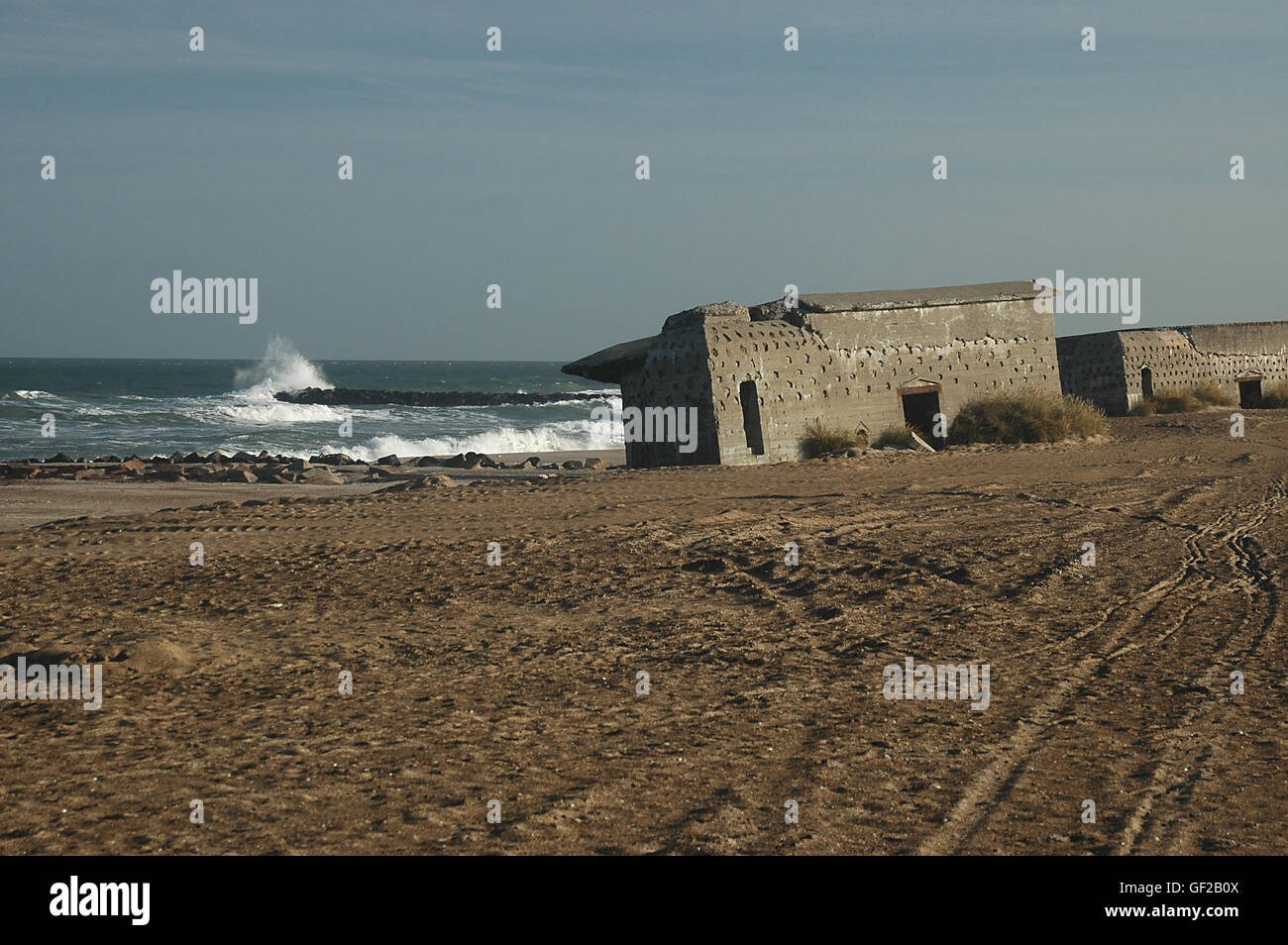 Auch heute noch diese Bunker aus dem 2. Weltkrieg auf den Strand von Thyborøn in Dänemark. Stockfoto