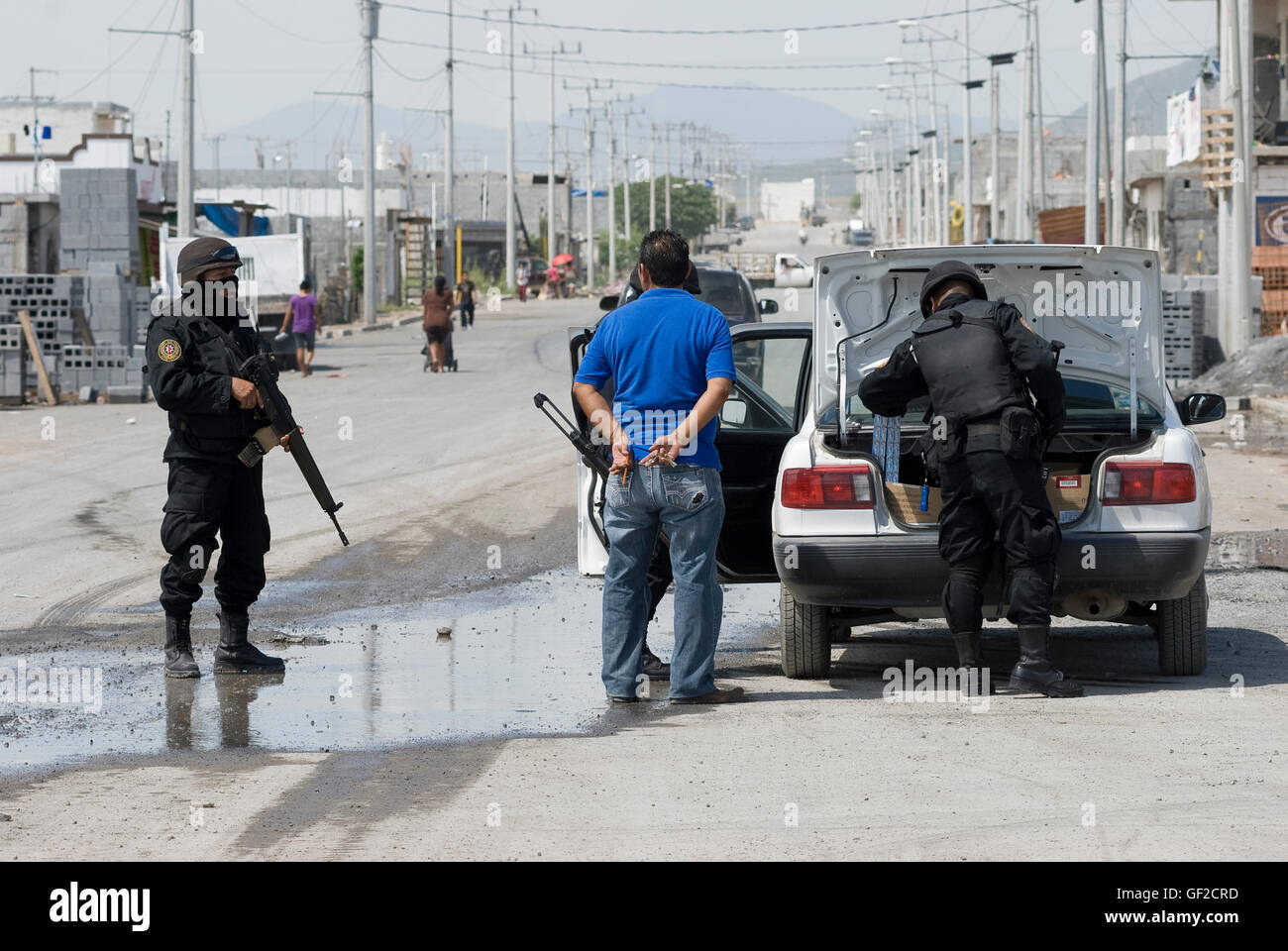 Zustand-Polizei-Einheiten richten Sie zufällige Checkpoints auf den Straßen von der Colonia Alianza Real in Escobedo, Nuevo Leon Zustand. Stockfoto