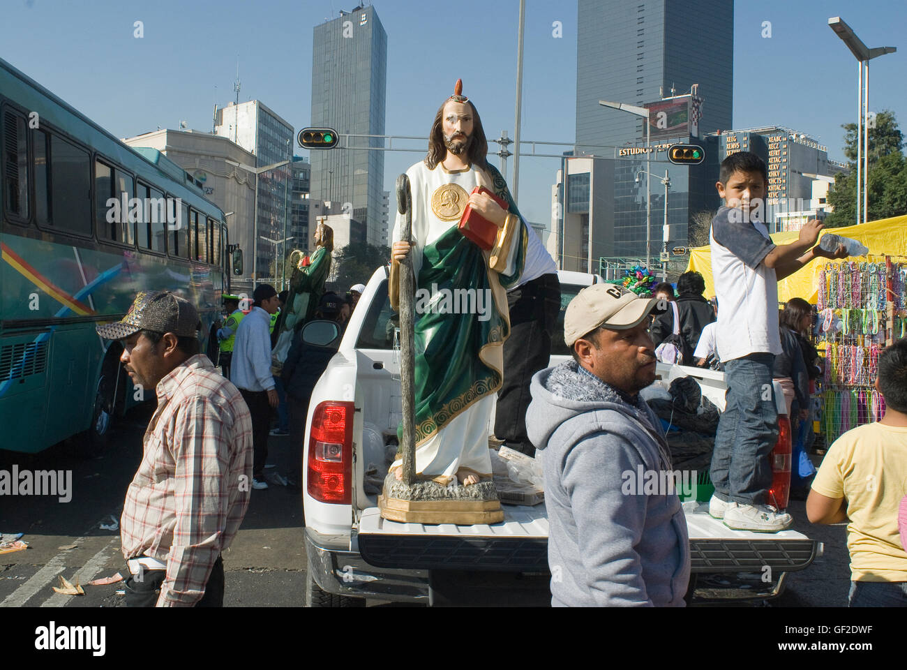 Männer laden einen Pick-up-Truck mit einer Statue des St. Jude Thaddeus, der Patron von Lost Ursachen, in Mexiko-Stadt. Stockfoto