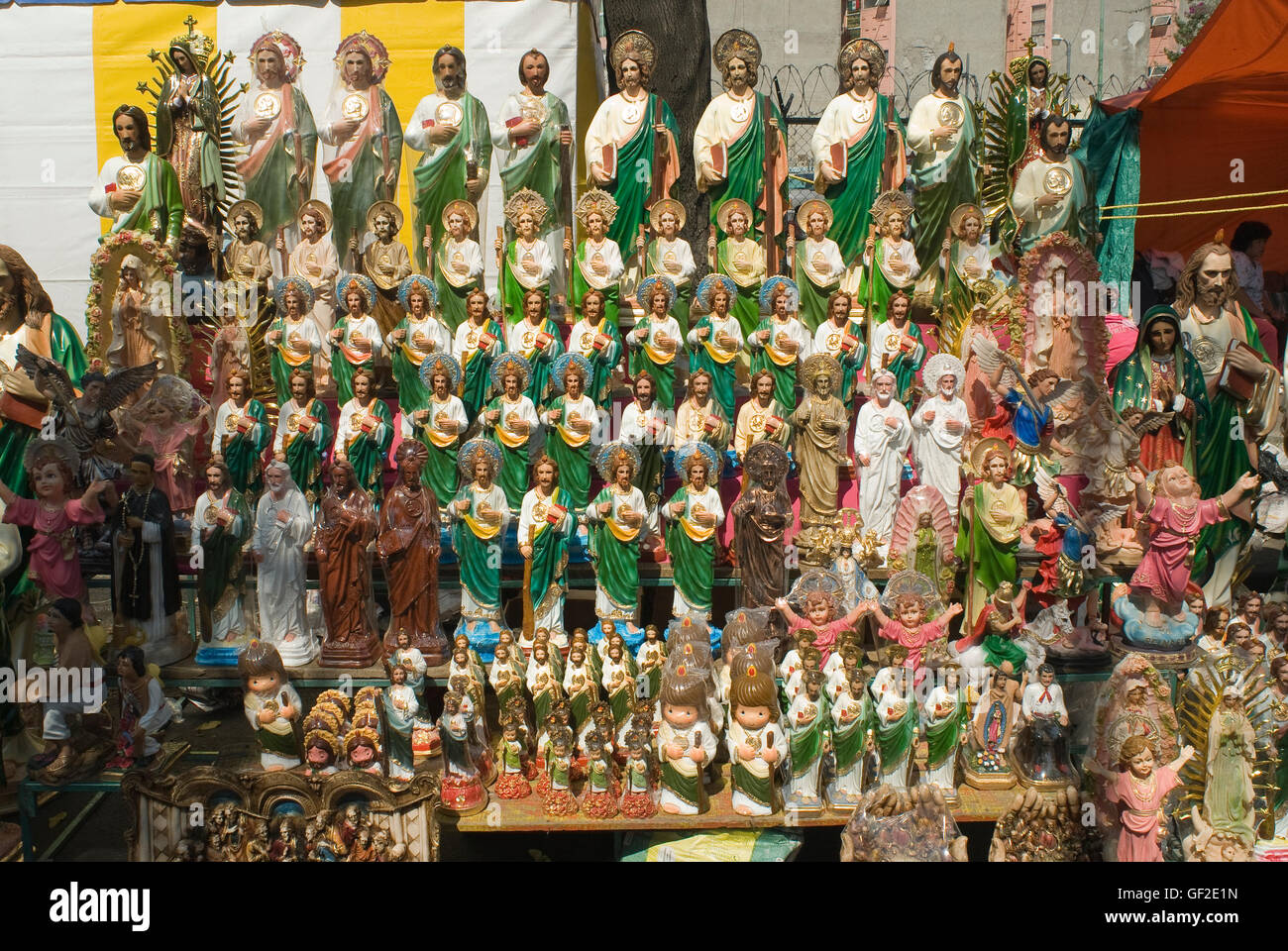 Eines bestimmten Anbieters Stand Anzeige Statuen von Saint Jude Thaddeus, in Mexiko-Stadt am Festtag des Heiligen. Stockfoto