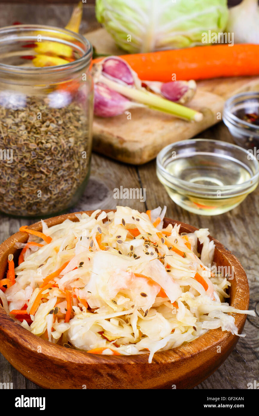 Sauerkraut mit Karotten, Salz, Wasser, Zucker, Knoblauch, Fenchelsamen Stockfoto