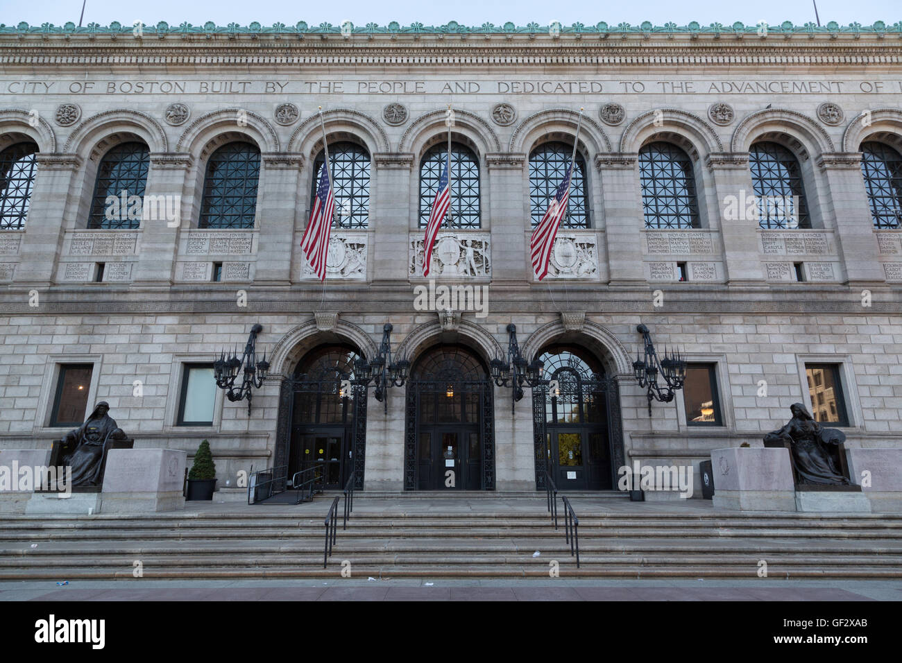 Ein Foto von der Fassade der Zentralbibliothek Boston in Boston, Massachusetts, USA. Stockfoto