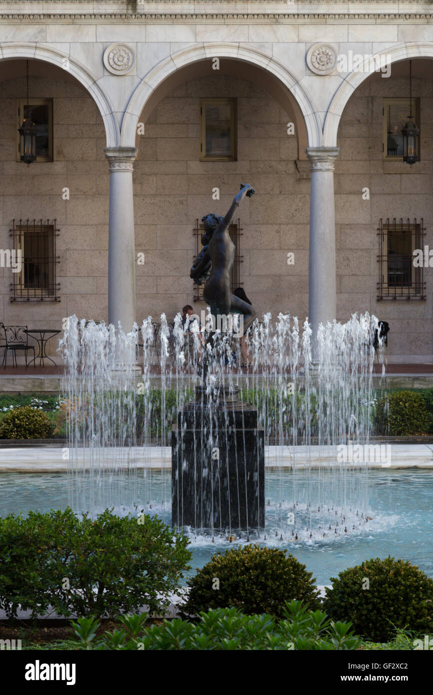 Ein Blick auf den Brunnen im Innenhof der Boston Public Library am Copley Square in Boston, Massachusetts. Stockfoto