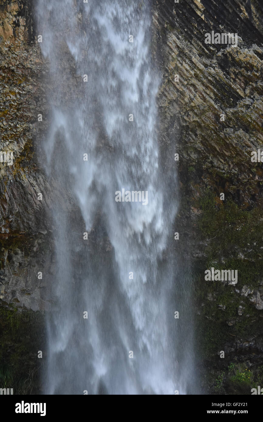 Gießen Wasser vor felsigen Klippen Wasserfall Stockfoto