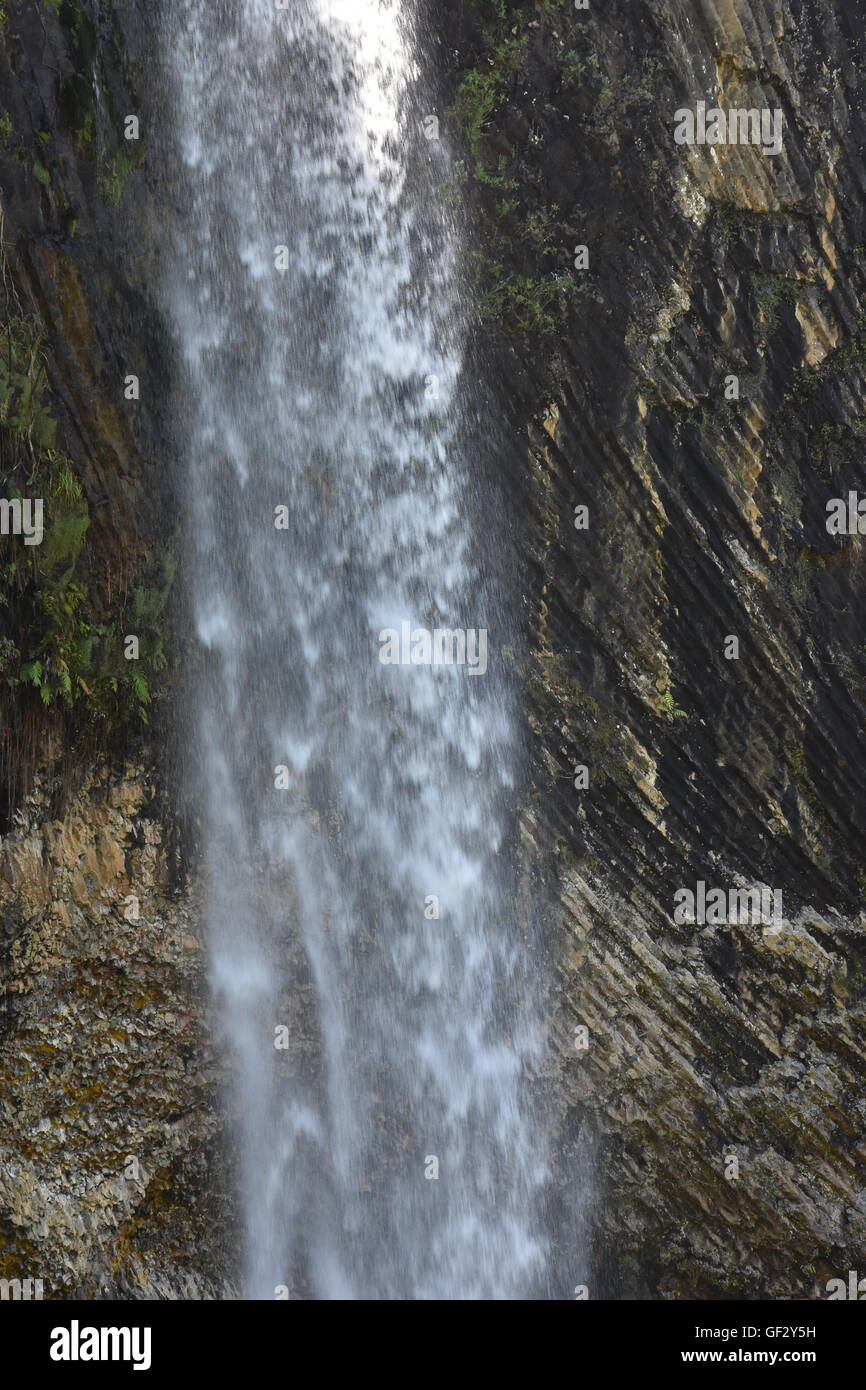Wasserfall vor felsigen Klippen Stockfoto
