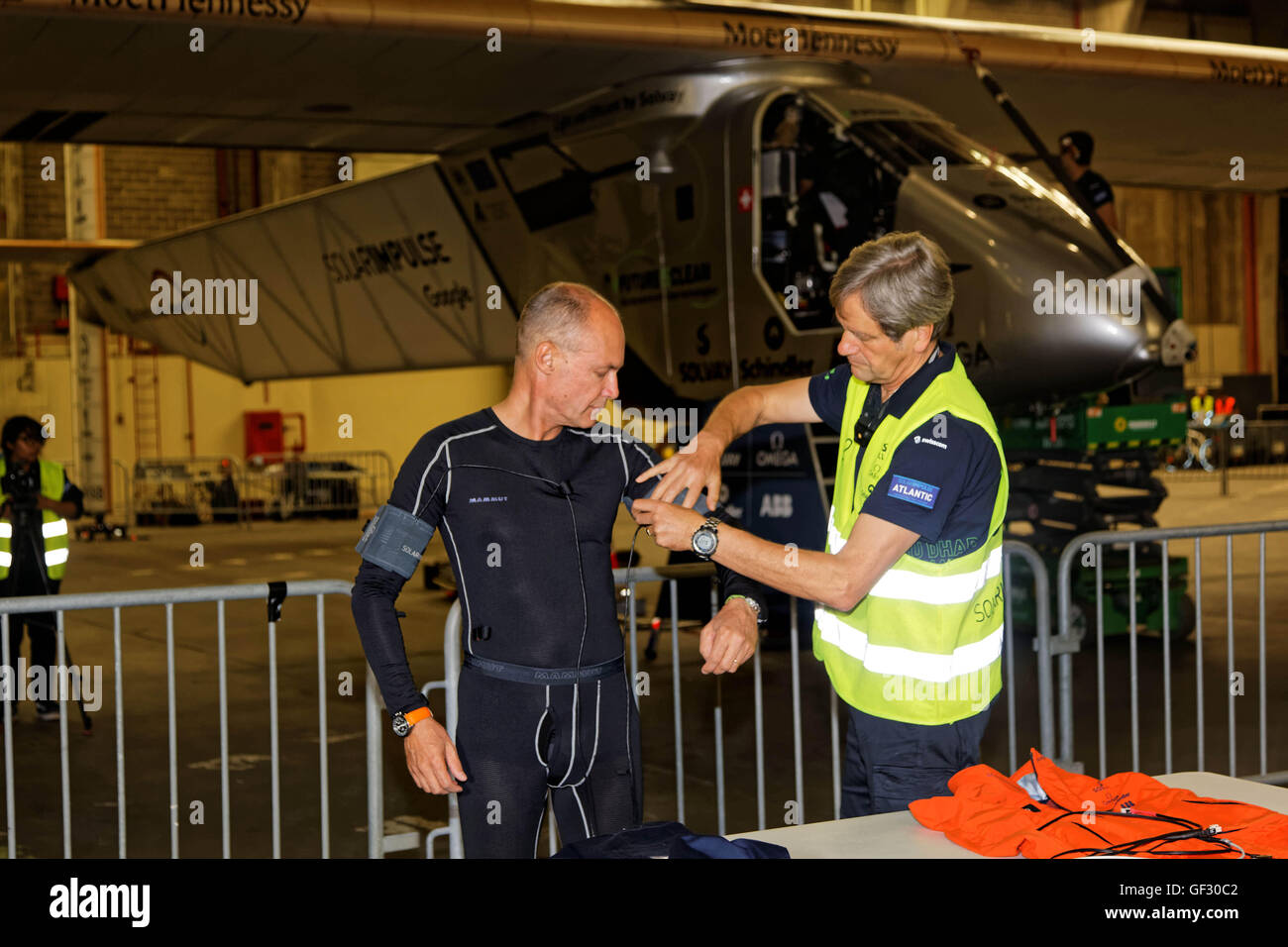 Bertrand Piccard der Schweiz bereitet sich auf seine betriebene Solarflugzeug Solar Impulse 2 Priotr am JFK Airport in New York ausziehen pilot. Stockfoto
