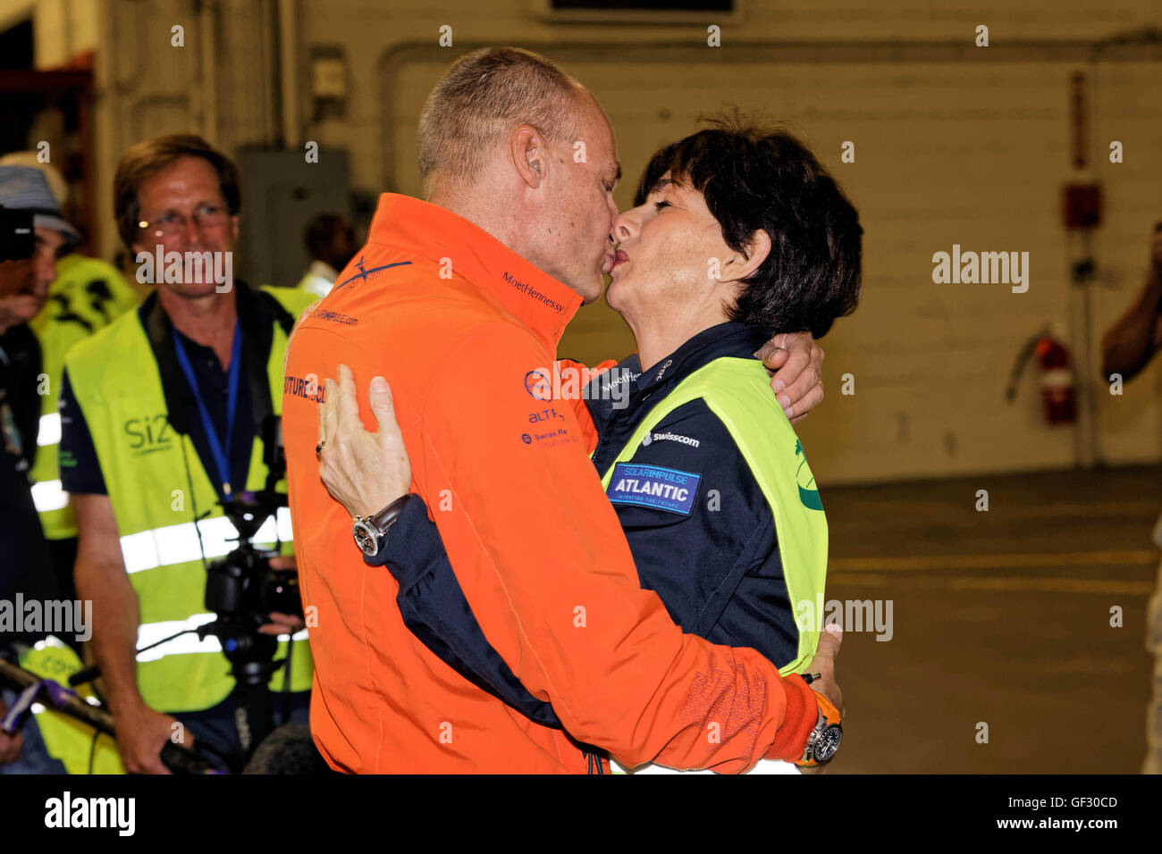 Bertrand Piccard der Schweiz verabschiedet sich eine emotionale Frau Michelle vor Beginn der Vorbereitungen zu seiner solar innergesellschaftliche fliegen Stockfoto