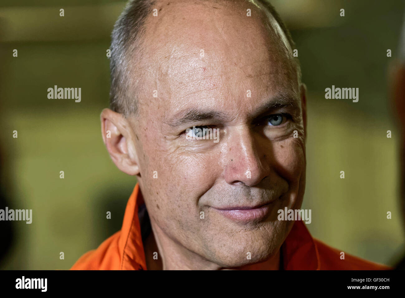 Bertrand Piccard der Schweiz bereitet sich auf seine betriebene Solarflugzeug Solar Impulse 2 Priotr am JFK Airport in New York ausziehen pilot. Stockfoto