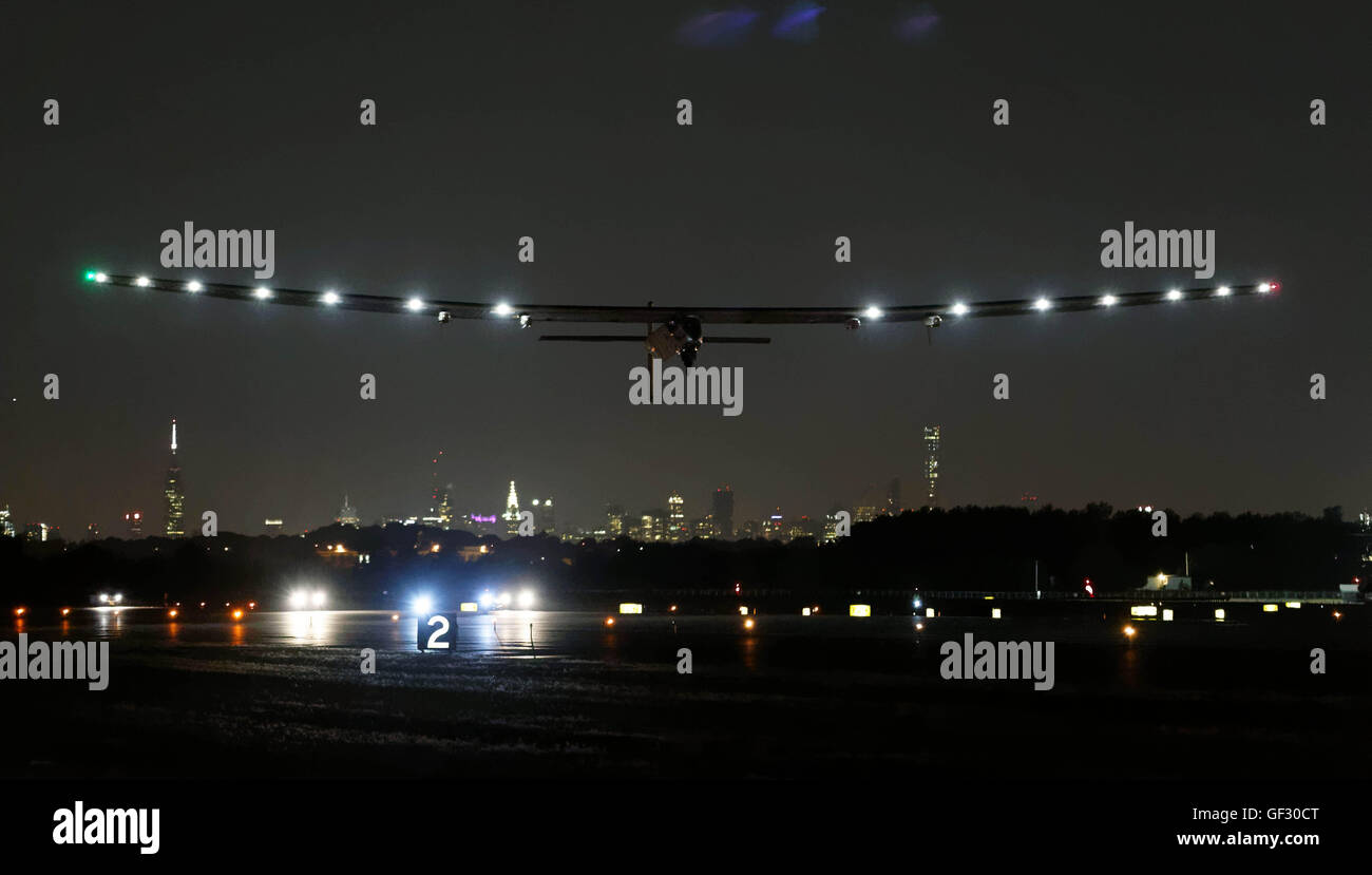Bertrand Piccard der Schweiz Piloten seiner betriebene Solarflugzeug Solar Impulse 2, wie es von New York zieht. Stockfoto