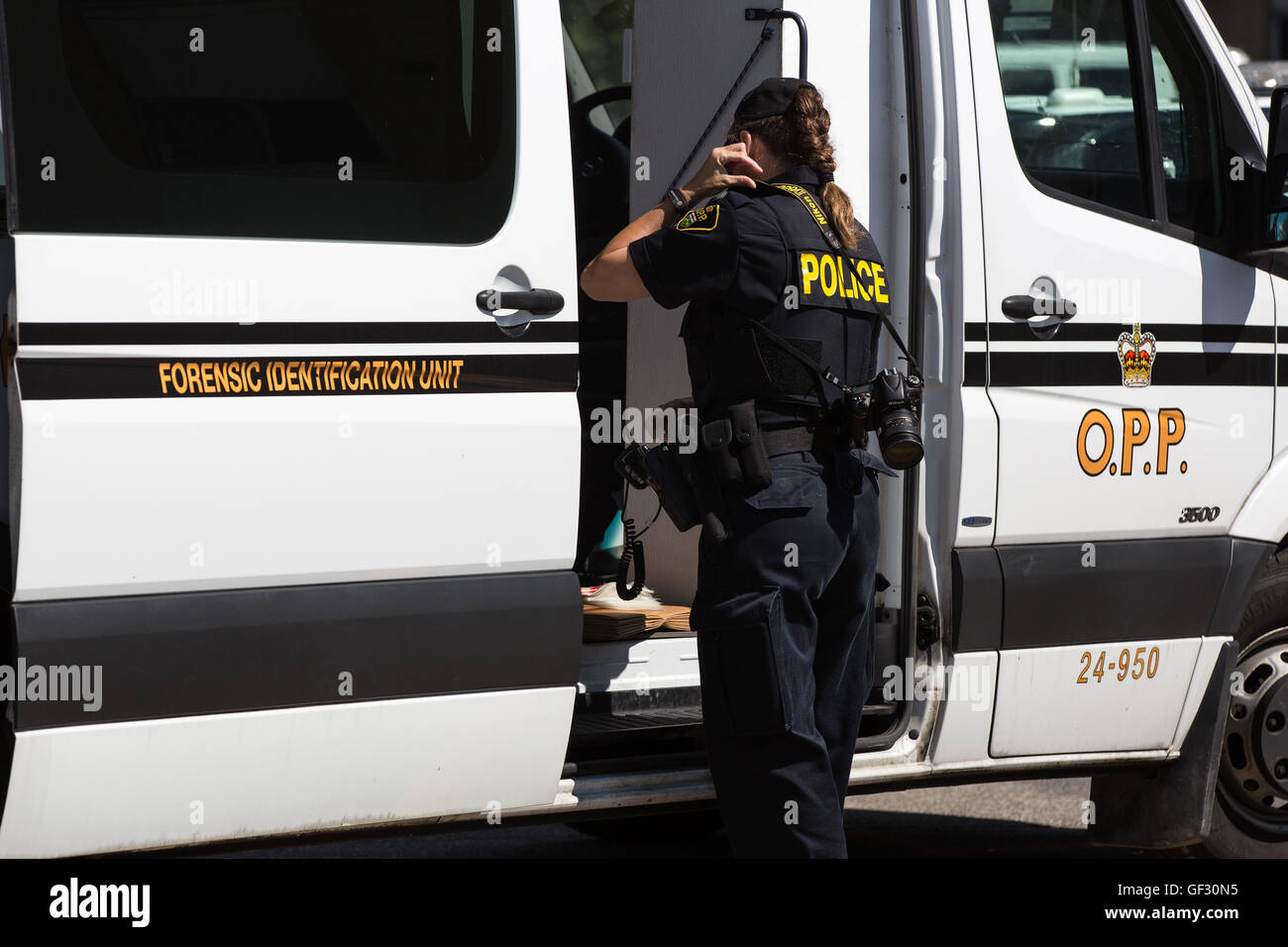 Forensische OPP Offizier in Amherstview, Ontario, am 17. Juli 2016. Stockfoto