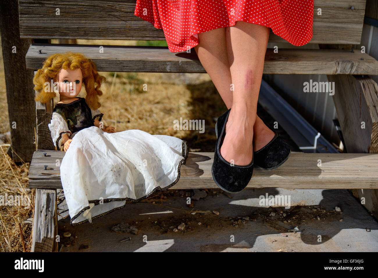 Gruselige Puppe und eine Frau ist Shin geschabt. Stockfoto
