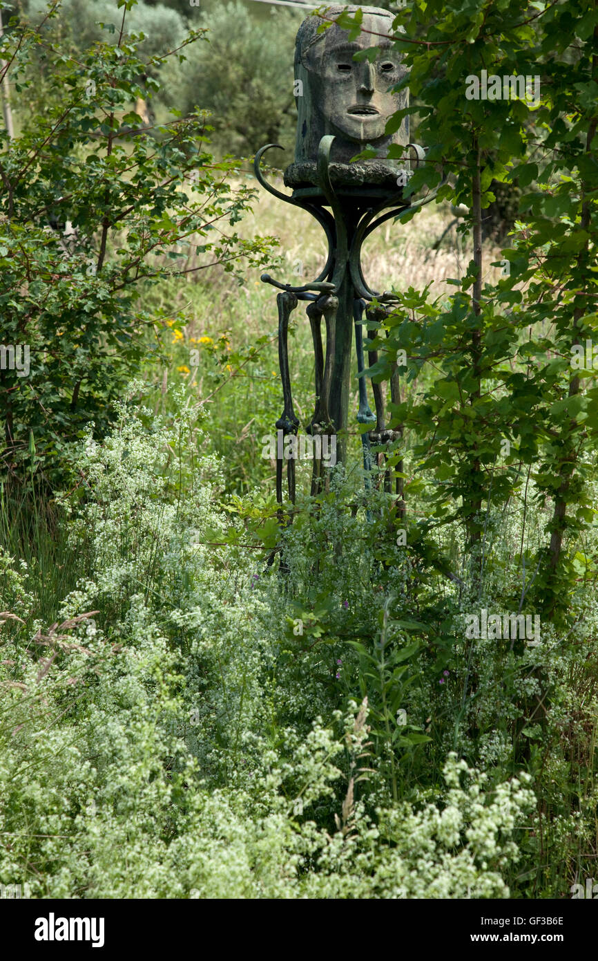 Einer der acht Skinny Alpträume von Daniel Spoerri Skulptur steht umgeben von Bäumen im Garten Spoerri in der Toskana, Italien. Stockfoto