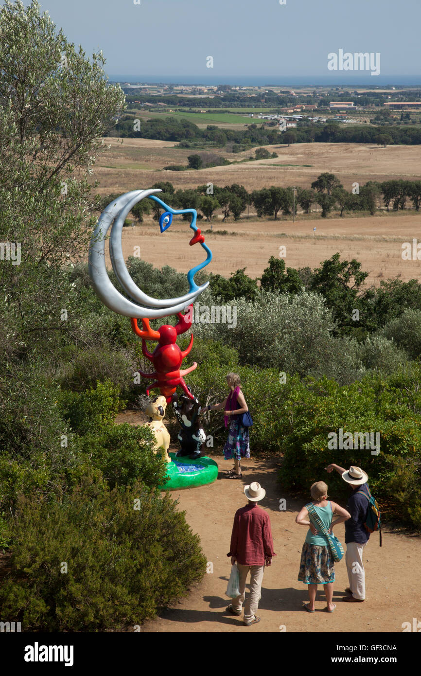 Die Mond-Tarot-Skulptur, Kartennummer, 18 im Tarot-Skulpturengarten von Niki de Saint Phalle in der Nähe von Capalbio, Toskana, Italien. Stockfoto