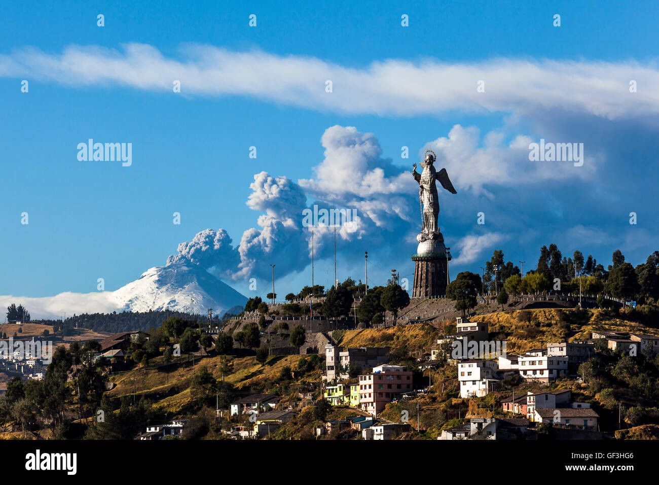 Cotopaxi Vulkan Eruption und Panecillos Madona gesehen von Quito, Ecuador Stockfoto