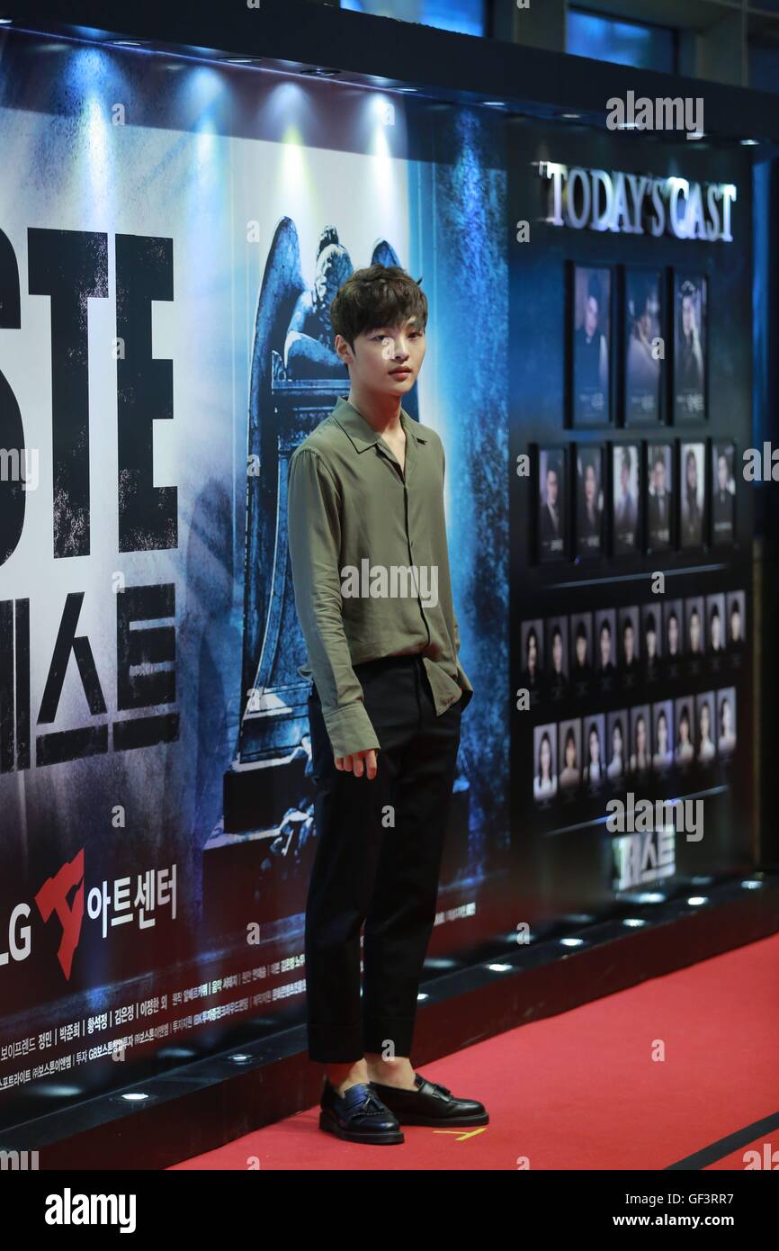 Seoul, Korea. 27. Juli 2016. T-Ara Eun-Jung, Qri, Real zu sein, Roy Kim, Lee Chang Min, Brown Eyed Girl JeA, Rainbow Blaxx, SPICA Yang Ji gewann, neun Musen, FIESTAR und Seo Tai Ji etc. die VIP Premiere musikdramatischen Peste in Seoul, Korea am 27. Juli 2016 besuchen. (China und Korea Rechte heraus) © TopPhoto/Alamy Live-Nachrichten Stockfoto