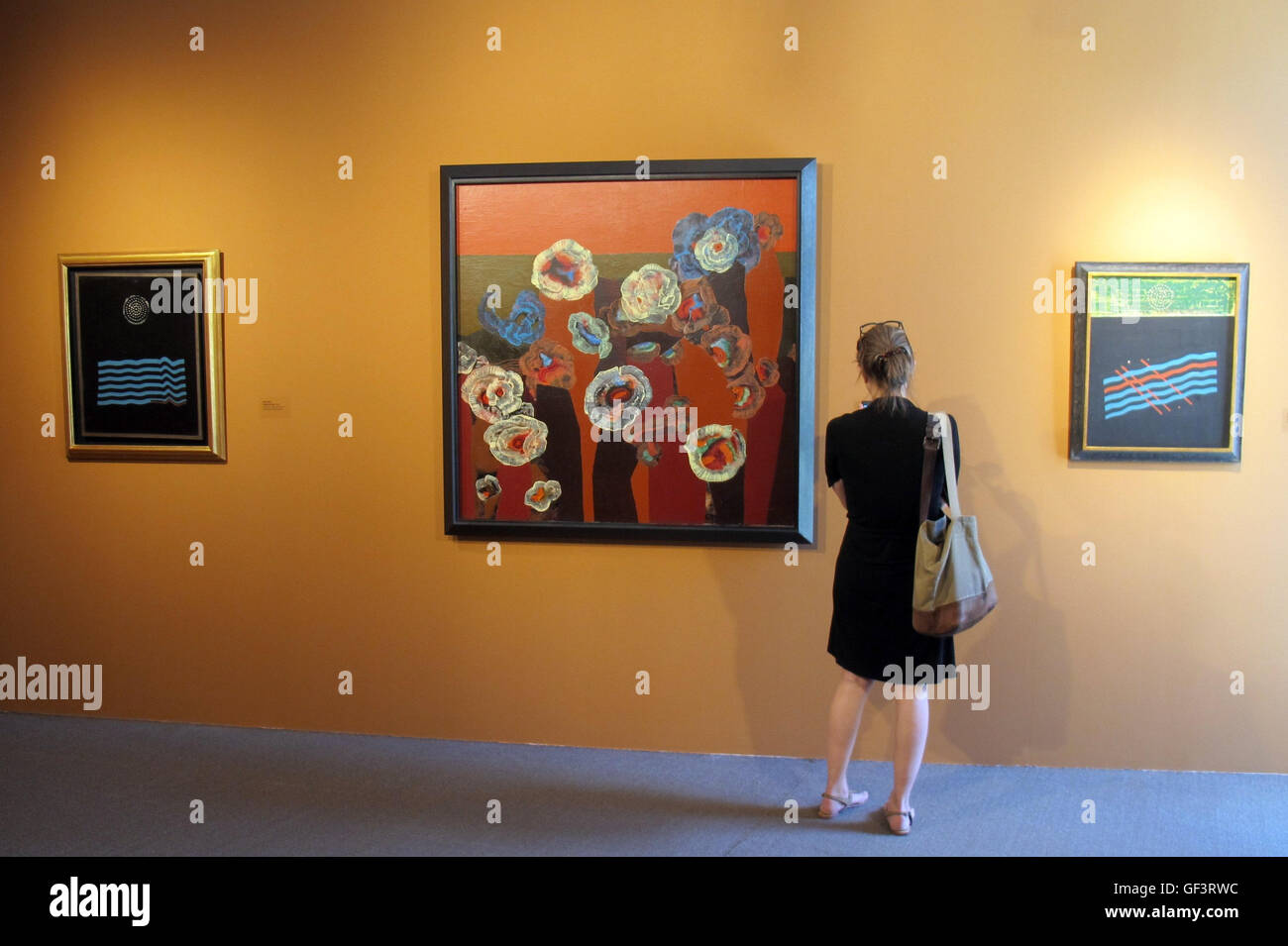 Besucher in der Ausstellung "Max Ernst - Yves Tanguy. Zwei Visionen des Surrealismus (lit. "Zwei Visionen des Surrealismus") im Musée Paul Valéry in Sète, Frankreich, 24. Juni 2016. Foto: SABINE GLAUBITZ/dpa Stockfoto