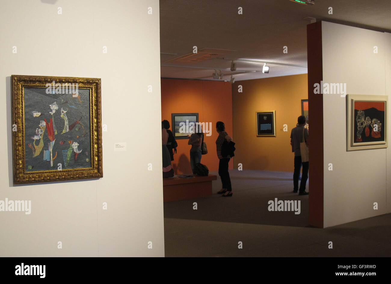 Besucher in der Ausstellung "Max Ernst - Yves Tanguy. Zwei Visionen des Surrealismus (lit. "Zwei Visionen des Surrealismus") im Musée Paul Valéry in Sète, Frankreich, 24. Juni 2016. Foto: SABINE GLAUBITZ/dpa Stockfoto