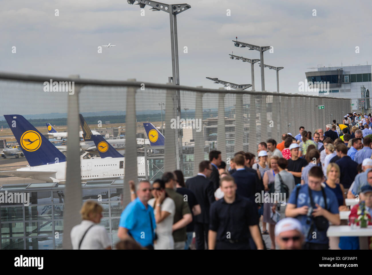 Besucher sitzen auf der Besucher-Terrasse des Terminal 2 am Flughafen in Frankfurt/Main, Deutschland, 28. Juli 2016. Die Terrasse hat nach Umbaumaßnahmen wiedereröffnet und ohne Sicherheitskontrollen zugegriffen werden. Foto: ANDREAS ARNOLD/dpa Stockfoto