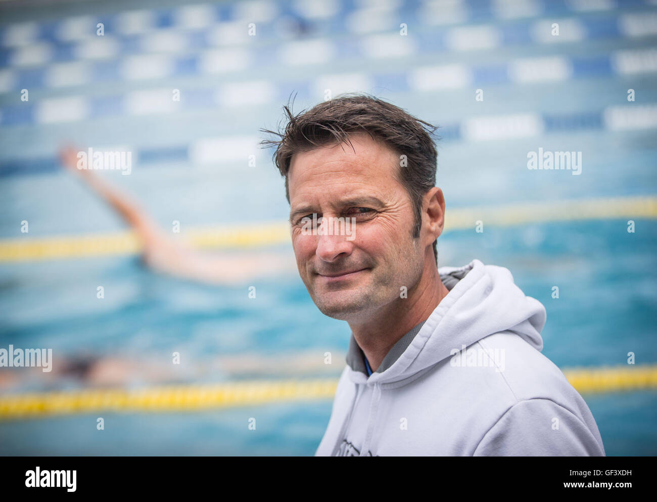 Alexander Kreisel, dem Heimtrainer von Marco Koch, amtierende Weltmeister  in der über 200-Meter-Brustschwimmen, posiert am Nordbad Pool nur wenige  Tage vor der Abreise für die Olympischen Spiele in Rio De Janeiro in