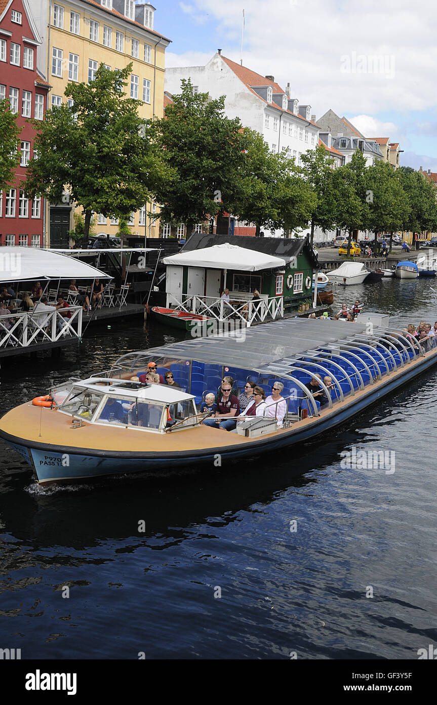 Kopenhagen, Dänemark. 28. Juli 2016. Touristen am Tag 22 Fahrenheit heißen sonntäglicher Tag in Kopenhagen Dänemark Credit: Francis Joseph Dean/Deanpictures/Alamy Live News Stockfoto