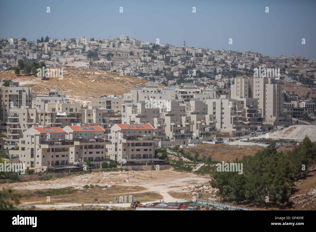 Bethlehem. 28. Juli 2016. Foto aufgenommen am 28. Juli 2016 zeigt einen Teil der israelischen Siedlung Har Homa in der Nähe der West Bank von Bethlehem. Laut israelischen Medien hinterlegt Ausschusses Bezirk planen und bauen einen Plan für den Bau von 770 Wohneinheiten zwischen der israelischen Siedlung Gilo und der palästinensische Nachbarschaft von Cremisan in Beit Jala Stadt in Bethlehem Governorate, wo dieser Plan Teil eines Plans ist, 1200 Wohneinheiten im Stadtteil Gilo Mordat zu bauen. Bildnachweis: Luay Sababa/Xinhua/Alamy Live-Nachrichten Stockfoto