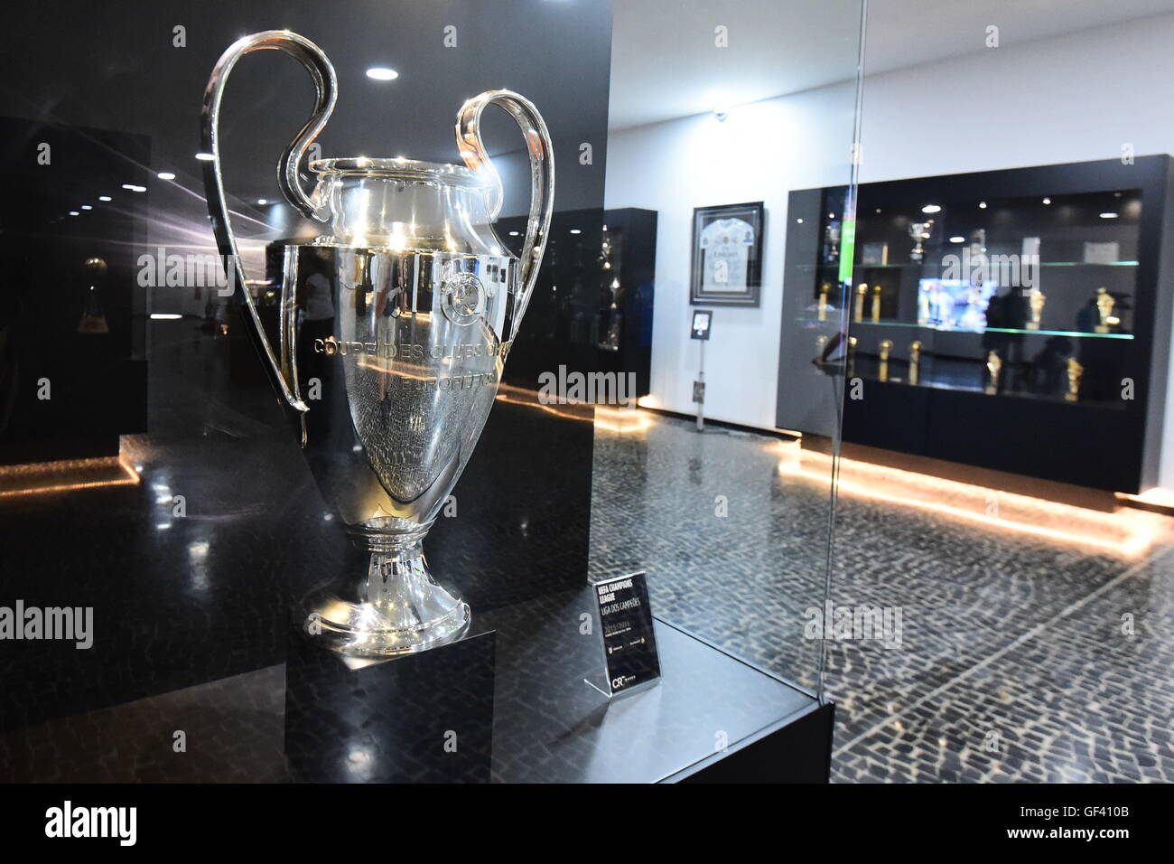 Funchal, Madeira. 23. Juli 2016. Cristiano Ronaldo eröffnet ein Luxushotel und angrenzenden Fußballmuseum in Funchal, seinem Geburtsort. Eine Replik europäischen Pokal © Action Plus Sport/Alamy Live News Stockfoto