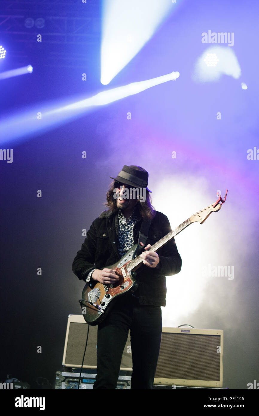 Pikehall, Derbyshire, UK. 28. Juli 2016. Paul Molloy, Gitarrist von The Coral, die Durchführung auf der Main Stage bei Y nicht Festival, Pikehall, Derbyshire, UK auf Donnerstag, 28. Juli 2016. Bildnachweis: Alex Williams/Alamy Live-Nachrichten Stockfoto