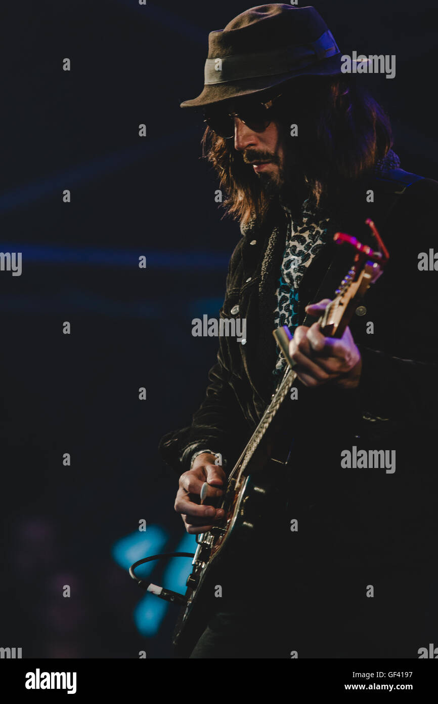 Pikehall, Derbyshire, UK. 28. Juli 2016. Paul Molloy, Gitarrist von The Coral, die Durchführung auf der Main Stage bei Y nicht Festival, Pikehall, Derbyshire, UK auf Donnerstag, 28. Juli 2016. Bildnachweis: Alex Williams/Alamy Live-Nachrichten Stockfoto