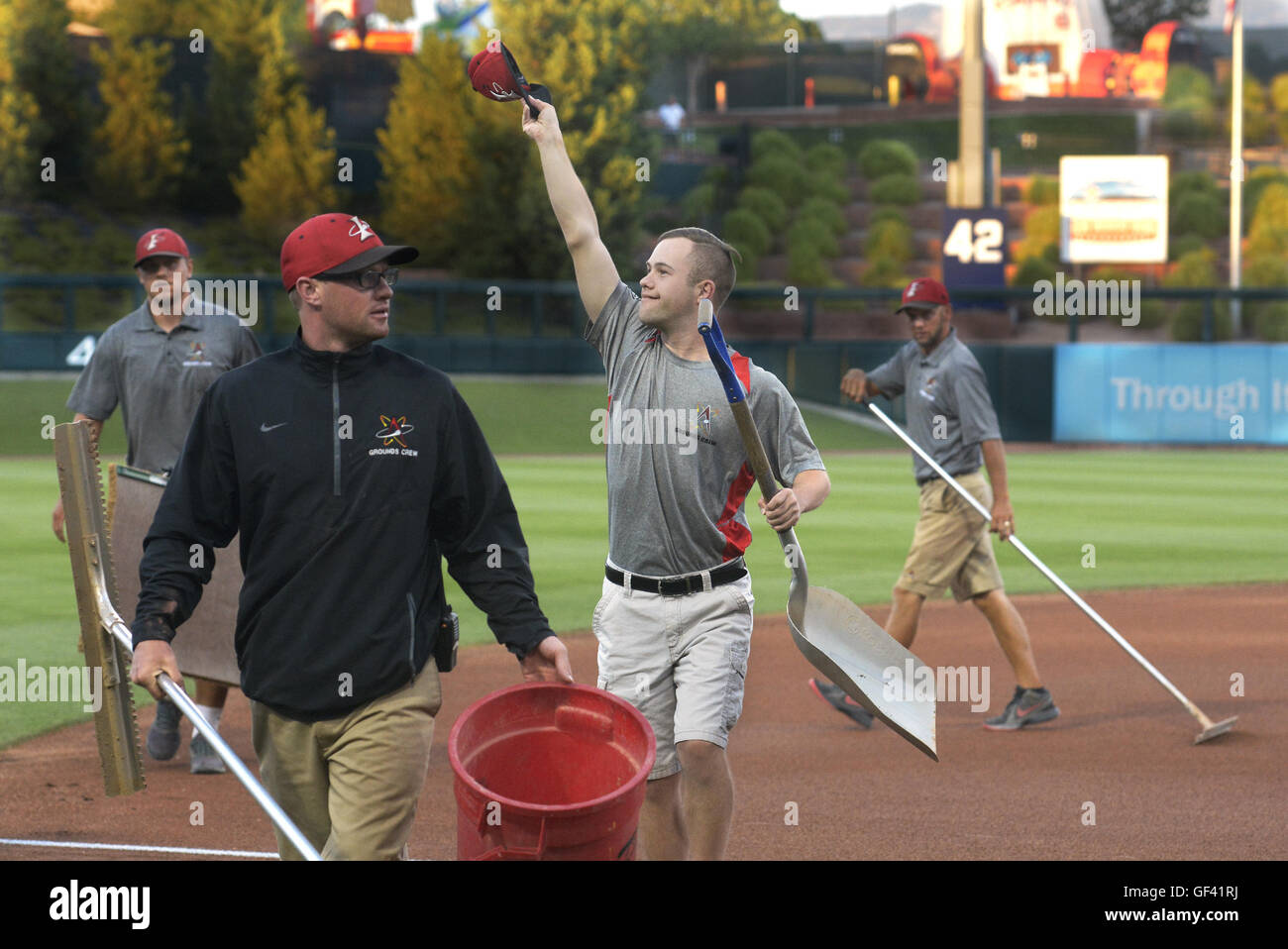 USA. 28. Juli 2016. Sport - Ehrenmitglied des Bodenpersonals Isotope, James Keefner wirft seinen Hut als er und Boden-Crew-Mitglieder, Brenden Shaffer, Casey Griffin und Clint Belau, von links, beenden Pflege das Infield zwischen der 3. und 4. Innings des Spiels auf Isotope Park auf Donnerstag, 28. Juli 2016. © Greg Sorber/Albuquerque Journal/ZUMA Draht/Alamy Live-Nachrichten Stockfoto