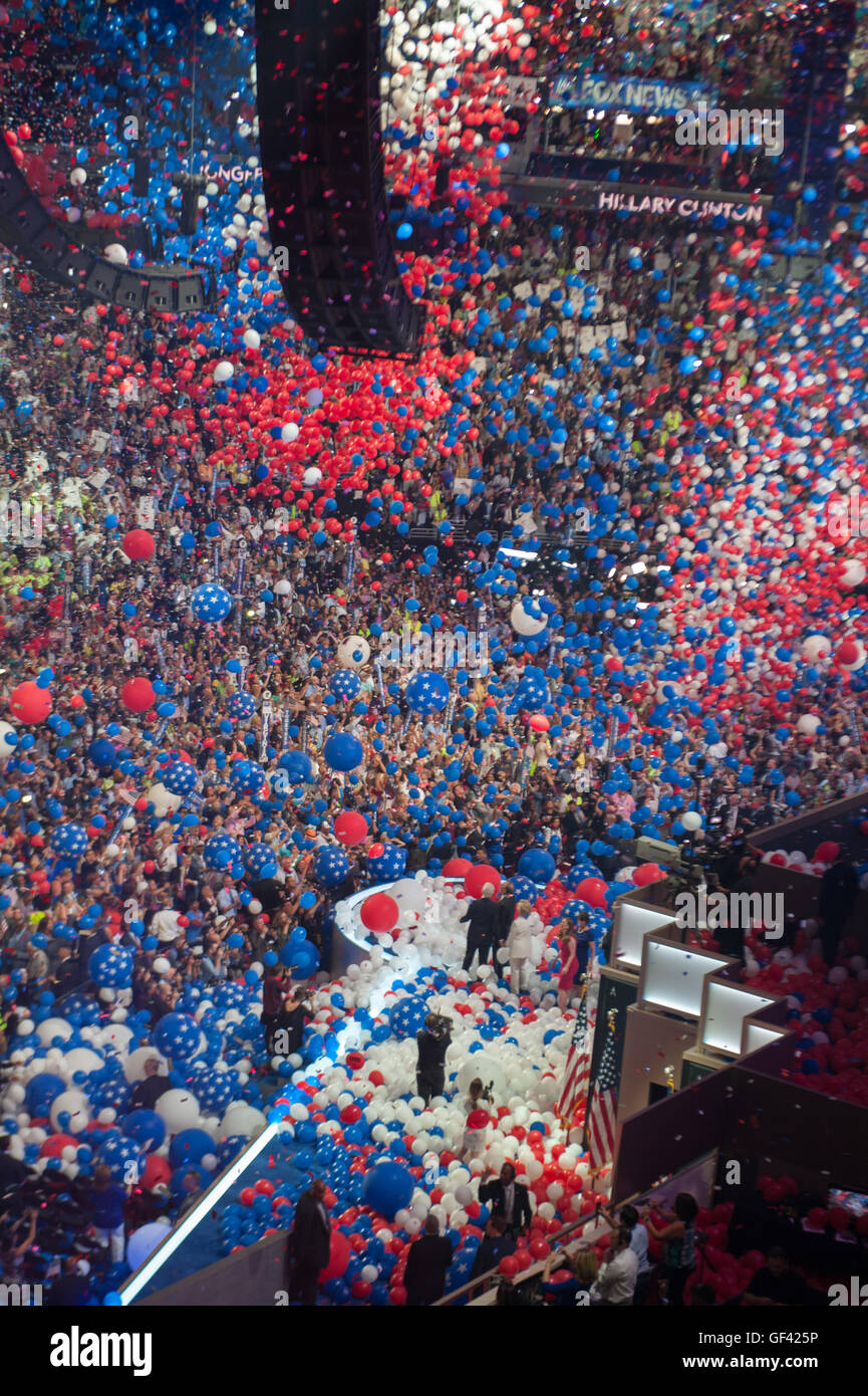 Philadelphia, Pennsylvania, USA. 28. Juli 2016. Die Clintons und der Kaines feiern inmitten der Dusche von Ballons und Konfetti am Ende des DNC-Credit: Don Mennig/Alamy Live News Stockfoto